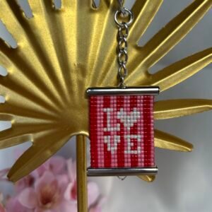 Amor Passion est un porte-clés en perles Miyuki, entièrement tissé à la main, mêlant rouge intense et rose tendre autour du mot LOVE, avec un cœur en son centre. Son format légèrement plus grand et son fermoir finition argent en font une pièce expressive et élégante, à offrir ou à garder comme un talisman d’amour au quotidien. 💖
