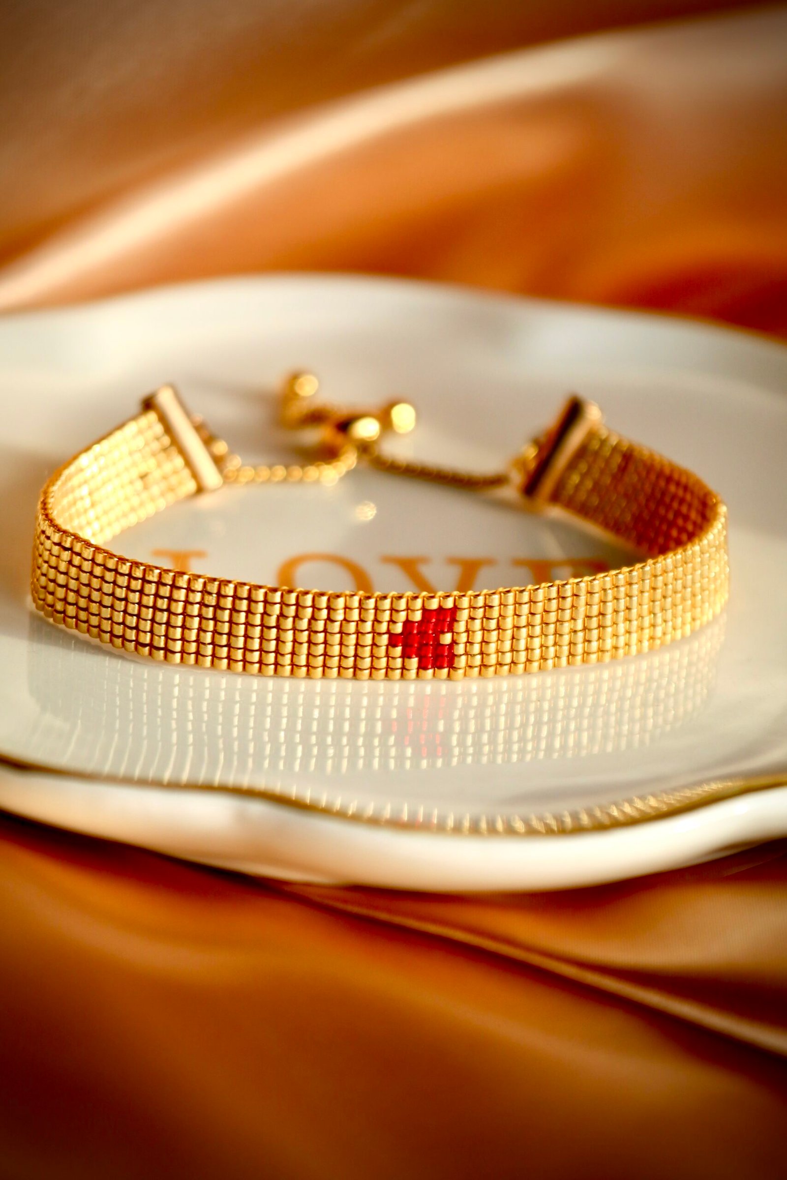 Bracelet Hana Heart en perles Miyuki, motif cœur rouge sur fond doré