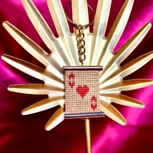 Porte-clés tissé en perles Miyuki, motif As de cœur rouge sur fond or, finition élégante et symbolique.