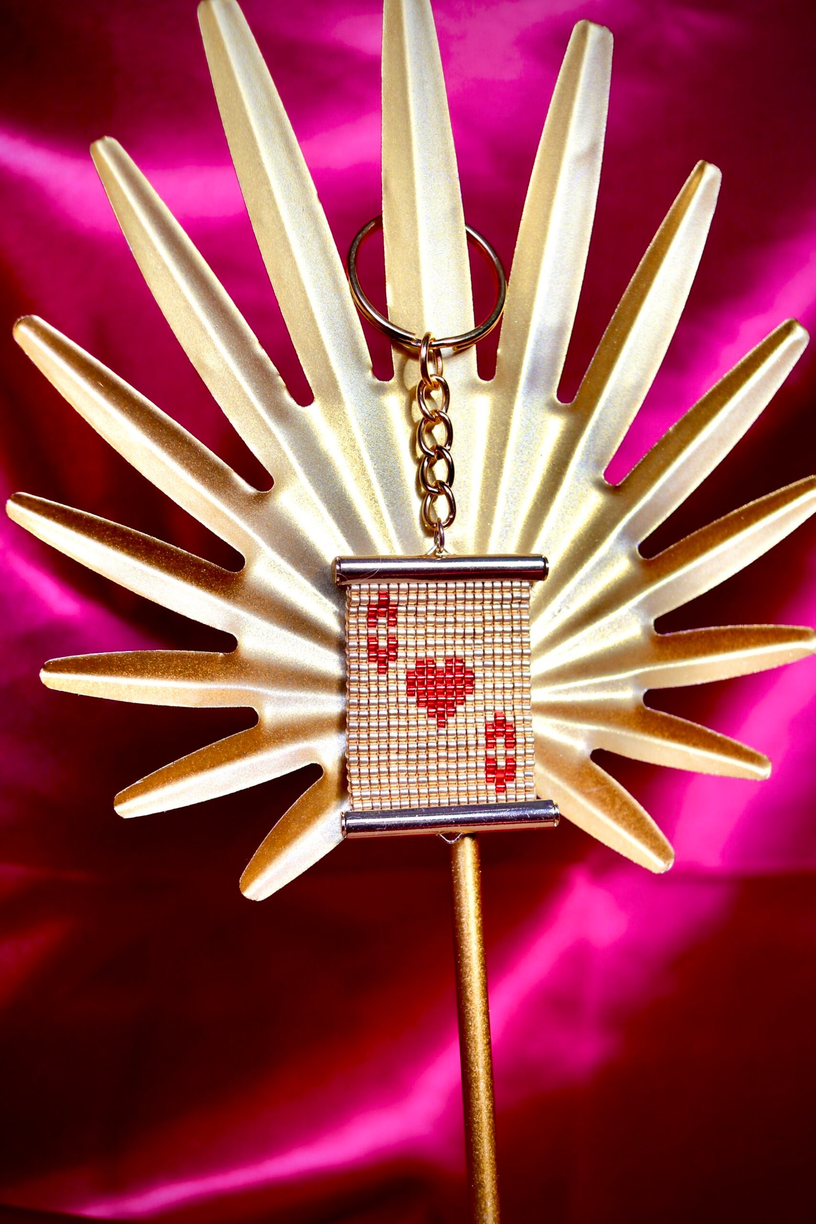 Porte-clés tissé en perles Miyuki, motif As de cœur rouge sur fond or, finition élégante et symbolique.