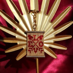 Un message d’amour frappé en plein cœur, Cupidon Key est un porte-clés éclatant et symbolique, entièrement tissé à la main, où la flèche de Cupidon traverse le mot LOVE.