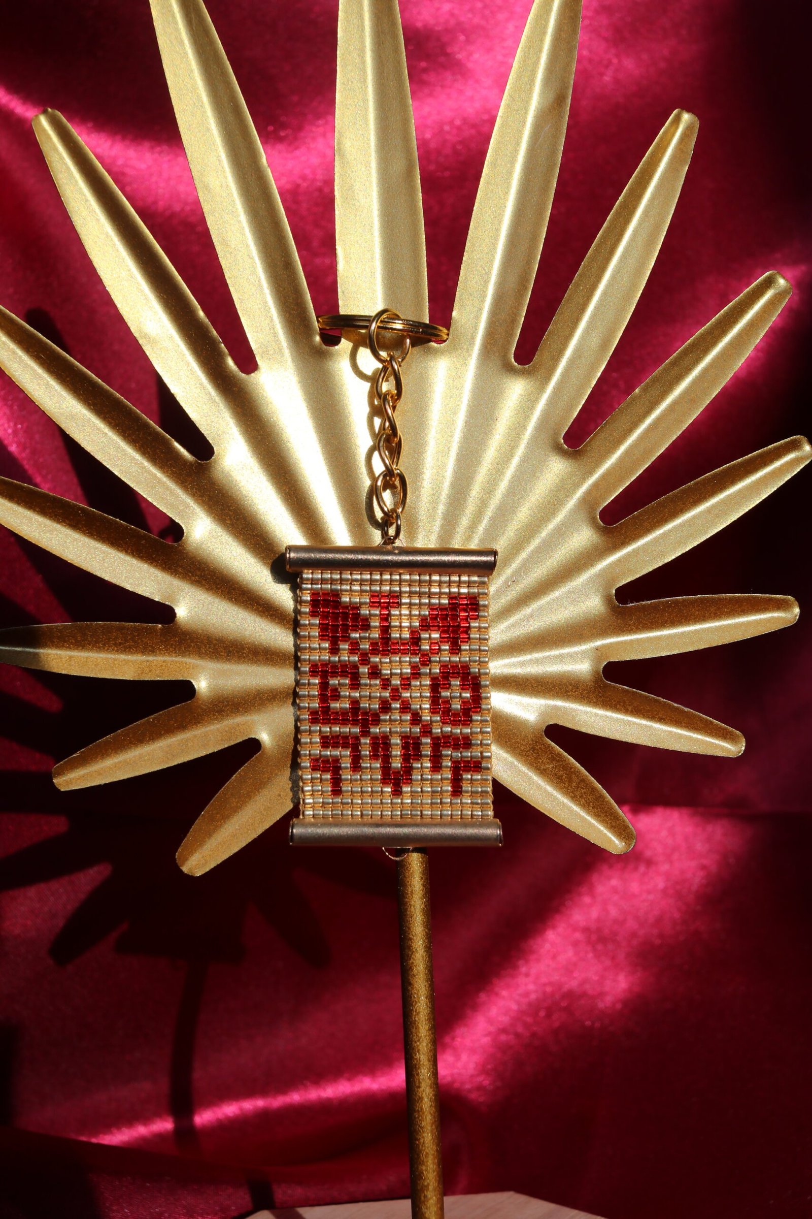 Un message d’amour frappé en plein cœur, Cupidon Key est un porte-clés éclatant et symbolique, entièrement tissé à la main, où la flèche de Cupidon traverse le mot LOVE.