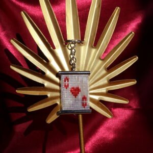 Porte-clés tissé en perles Miyuki, motif As de cœur rouge sur fond argent, élégant et porte-bonheur.