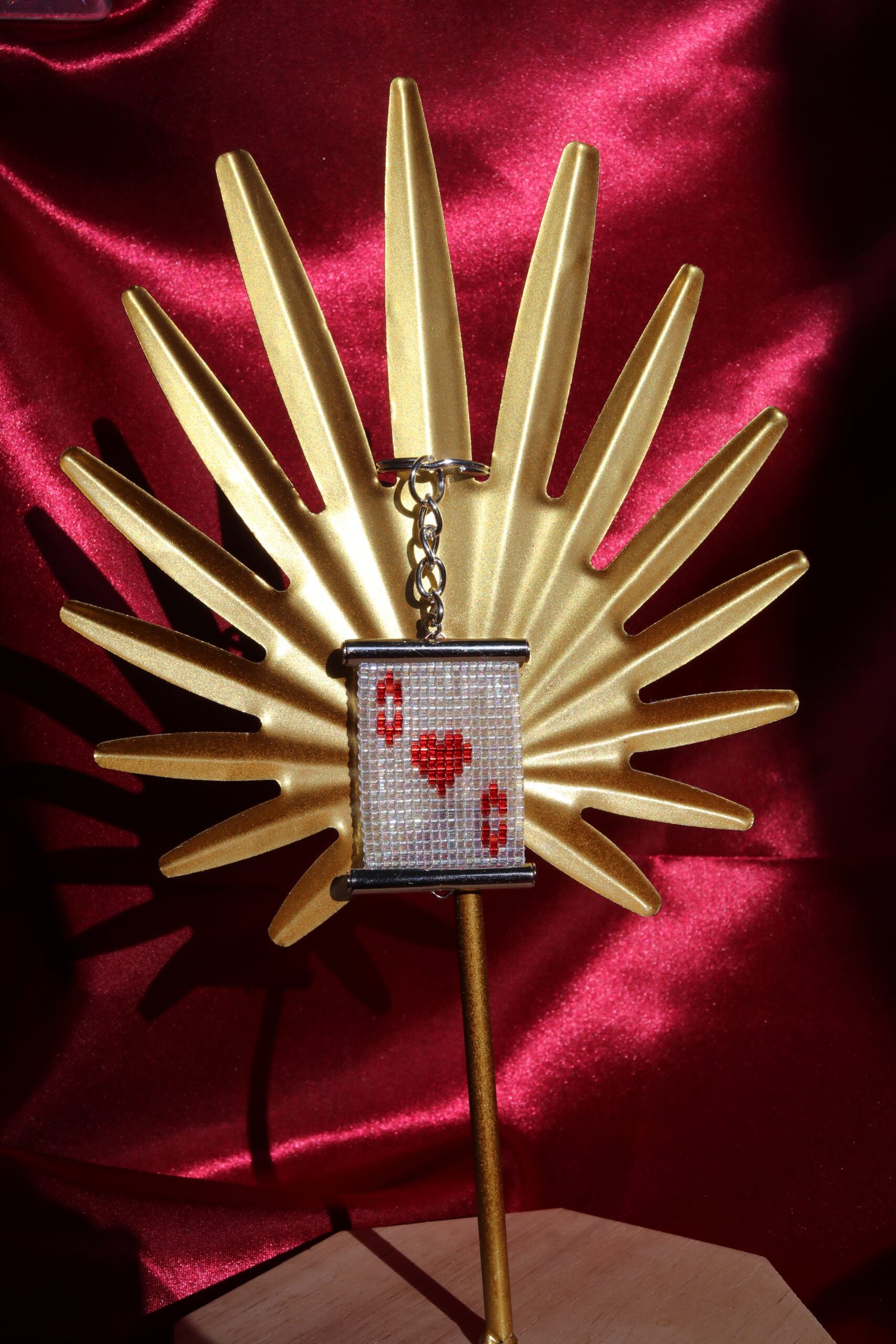 Porte-clés tissé en perles Miyuki, motif As de cœur rouge sur fond argent, élégant et porte-bonheur.