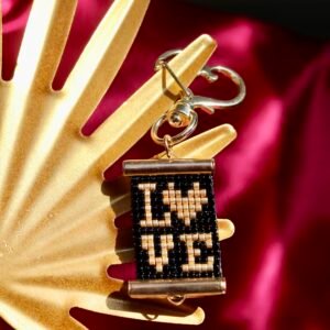 Un éclat d’amour intense et élégant, Amor Noir associe la profondeur du noir à la lumière de l’or pour un porte-clés raffiné, symbole de passion et d’éternité.