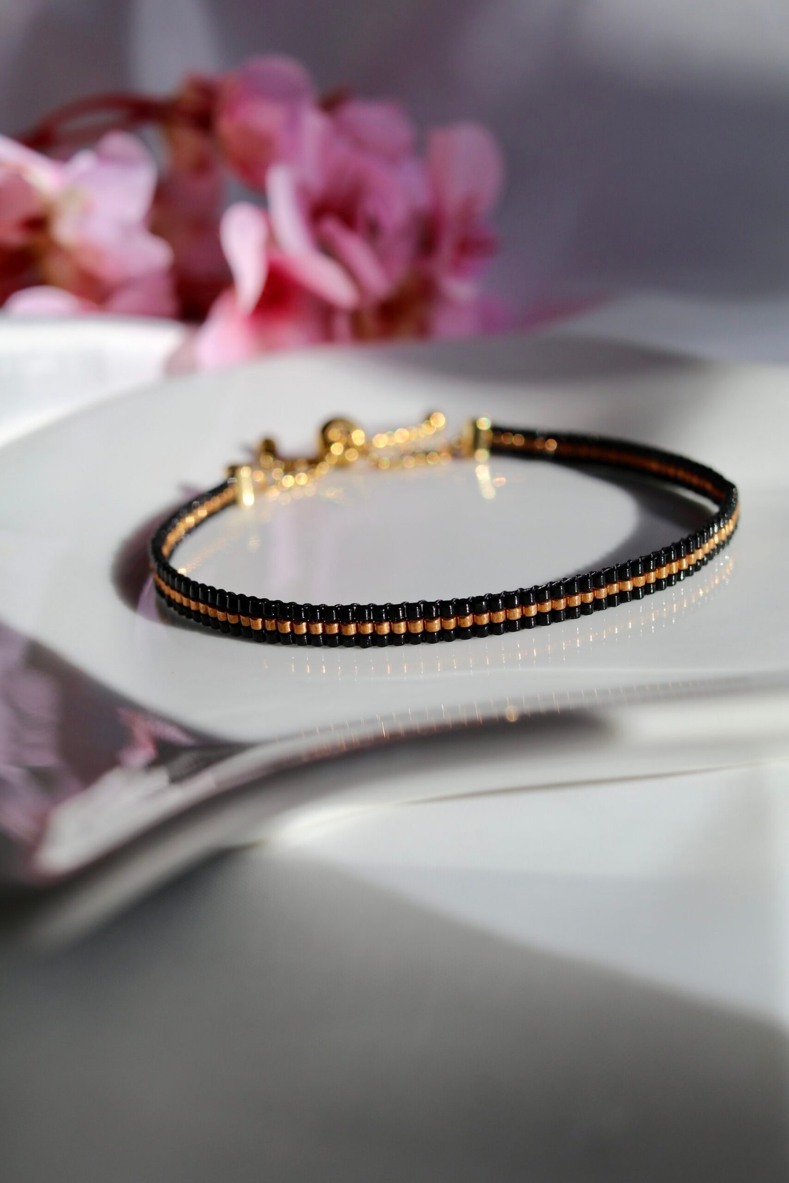 Un bracelet au contraste intense, où le noir profond révèle une ligne centrale couleur bronze, comme une lumière chaude qui bat au cœur de la nuit. Un bijou masculin, élégant et chargé de sens, symbole de force, de loyauté et d’émotions discrètes.