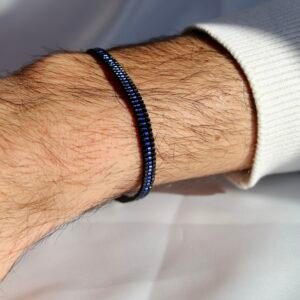 Navy est un bracelet fin pour homme, tissé à la main en perles Miyuki, mêlant un bleu nuit profond à un contour noir élégant. Une création sobre et puissante, inspirée par l’océan et la nuit, symbole de calme, de force intérieure et de raffinement discret.