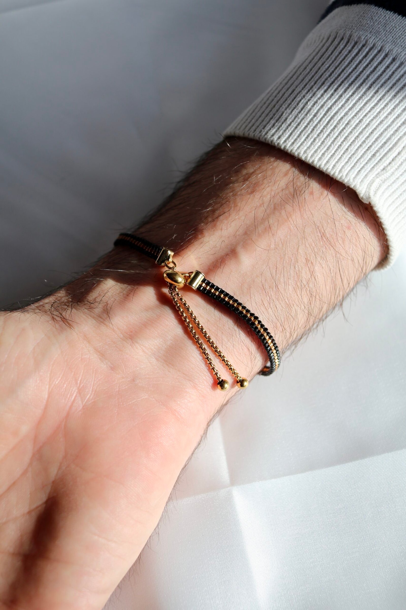 Un bracelet au contraste intense, où le noir profond révèle une ligne centrale couleur bronze, comme une lumière chaude qui bat au cœur de la nuit. Un bijou masculin, élégant et chargé de sens, symbole de force, de loyauté et d’émotions discrètes.