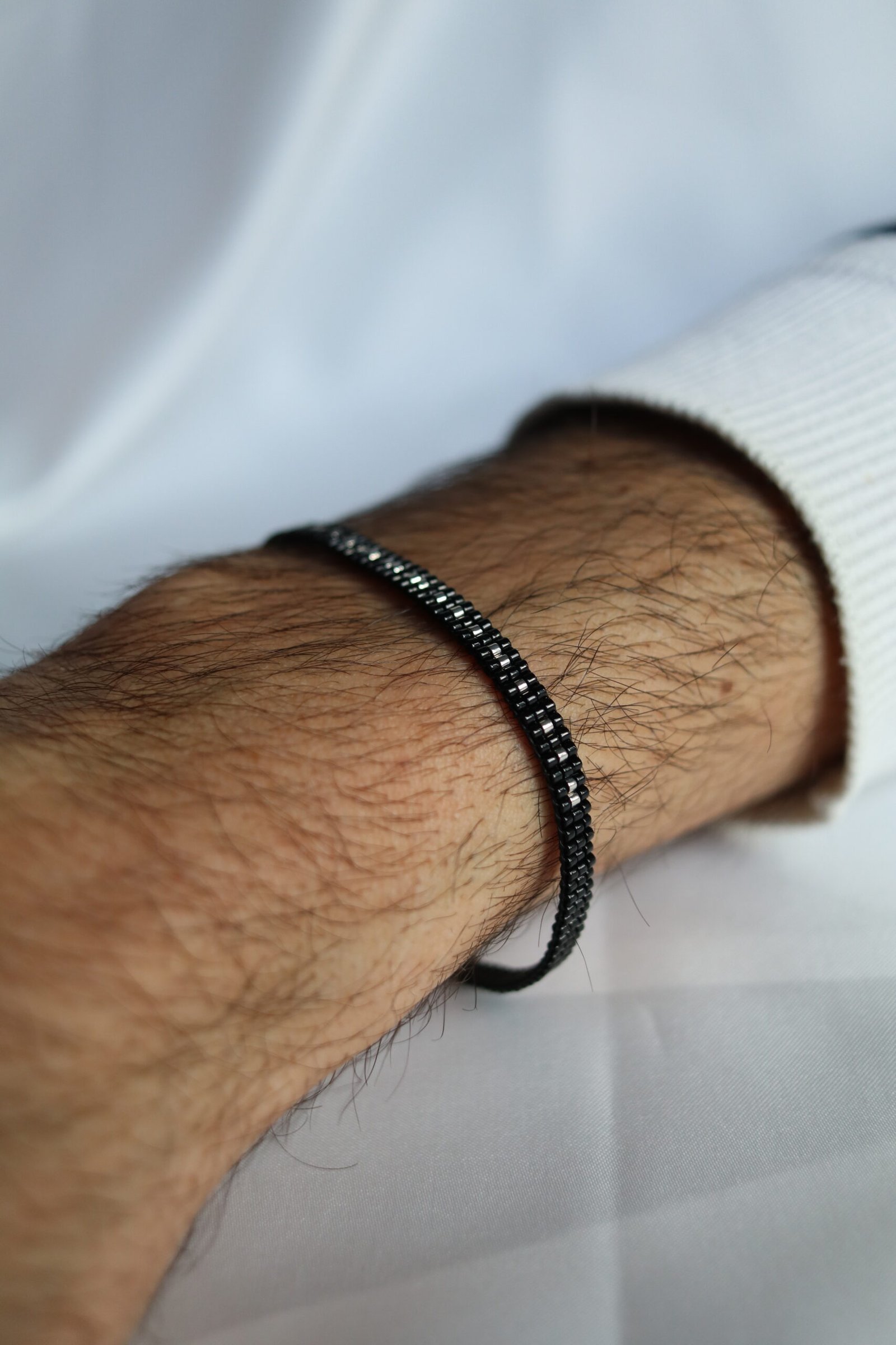 Tissé à la main en perles Miyuki noires et argent, le bracelet Secret Love dissimule en code morse le message « I love U ». Un bijou sobre et élégant, porteur d’un message intime que seuls les initiés savent lire.