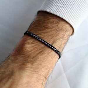 Tissé à la main en perles Miyuki noires et argent, le bracelet Secret Love dissimule en code morse le message « I love U ». Un bijou sobre et élégant, porteur d’un message intime que seuls les initiés savent lire.