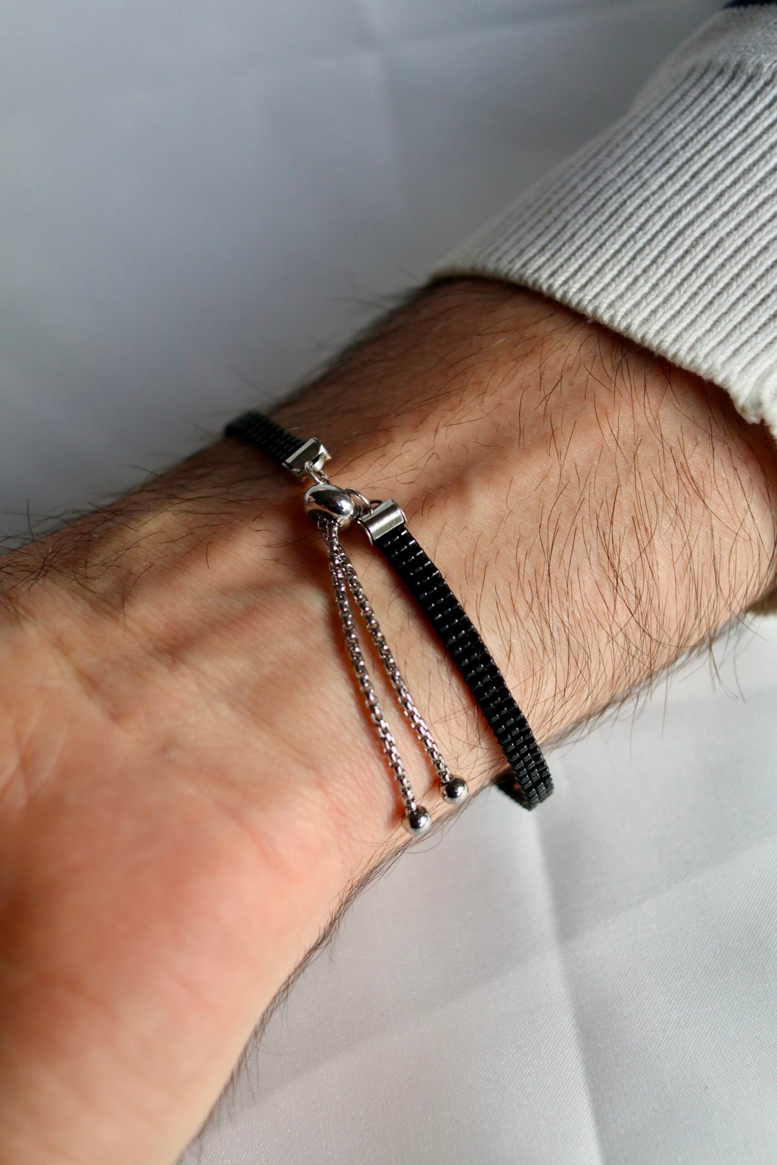 Tissé à la main en perles Miyuki noires et argent, le bracelet Secret Love dissimule en code morse le message « I love U ». Un bijou sobre et élégant, porteur d’un message intime que seuls les initiés savent lire.