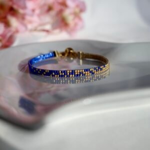 Azur d’Or marie la profondeur d’un bleu lumineux à l’éclat chaleureux de l’or. Un bracelet délicat et raffiné, inspiré du ciel au crépuscule, où la douceur rencontre la lumière.
