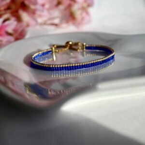 Soleil Bleu associe la profondeur d’un bleu lumineux à l’éclat chaleureux de l’or. Un bracelet délicat qui capte la lumière et évoque à la fois la sérénité du ciel et l’énergie solaire, pour un éclat élégant au quotidien.