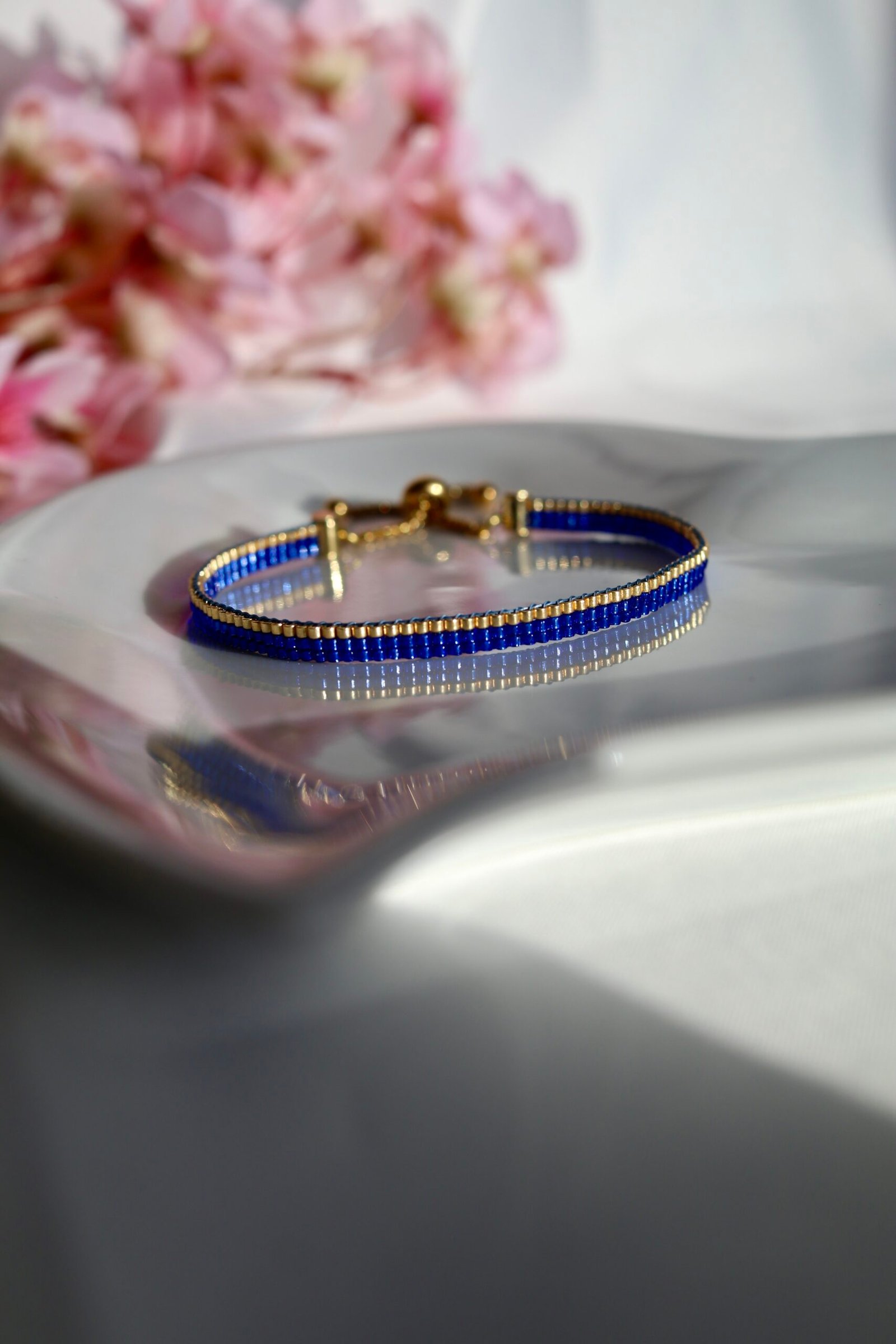 Soleil Bleu associe la profondeur d’un bleu lumineux à l’éclat chaleureux de l’or. Un bracelet délicat qui capte la lumière et évoque à la fois la sérénité du ciel et l’énergie solaire, pour un éclat élégant au quotidien.