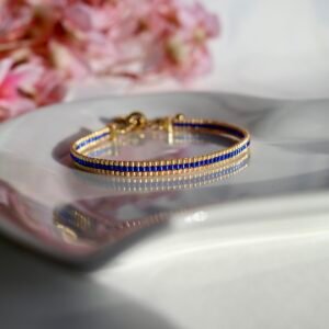 Un bleu lumineux bordé d’or, comme un ciel d’été caressé par la lumière. Céleste est une invitation à la sérénité, à la douceur et à l’élégance intemporelle.