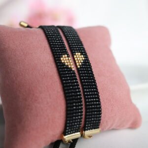 Deux bracelets qui se complètent pour ne former qu’un seul cœur. Un duo symbolique pour célébrer l’amour, le lien et la complicité entre deux êtres, chacun portant une moitié de ce qui les unit.