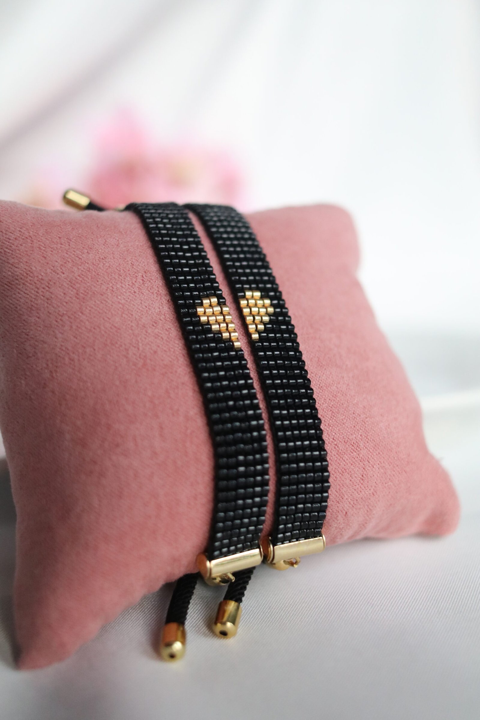 Deux bracelets qui se complètent pour ne former qu’un seul cœur. Un duo symbolique pour célébrer l’amour, le lien et la complicité entre deux êtres, chacun portant une moitié de ce qui les unit.