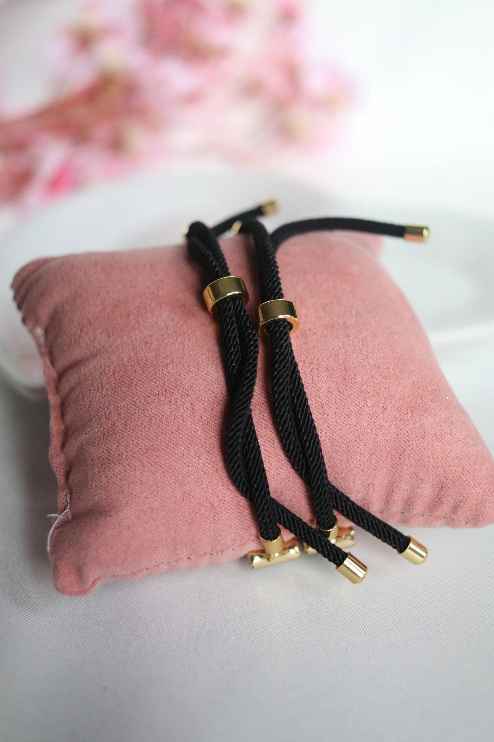 Deux bracelets qui se complètent pour ne former qu’un seul cœur. Un duo symbolique pour célébrer l’amour, le lien et la complicité entre deux êtres, chacun portant une moitié de ce qui les unit.