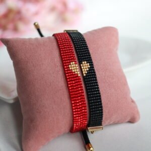 Deux bracelets qui se complètent pour ne former qu’un seul cœur. Un duo symbolique pour célébrer l’amour, le lien et la complicité entre deux êtres, chacun portant une moitié de ce qui les unit.