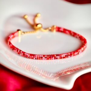 Valentina est un bracelet fin et lumineux aux nuances de rouge et de rose, symbole d’amour vibrant, de douceur et de passion mêlées. Une création délicate à porter comme un battement de cœur au poignet.