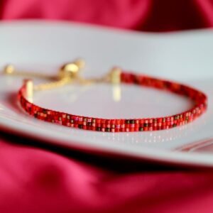 Magma est un bracelet fin aux nuances rouge profond, orangé et bordeaux, inspiré de la chaleur intérieure et de l’énergie vitale. Une création intense, vibrante, qui symbolise la force du cœur et la puissance des émotions.