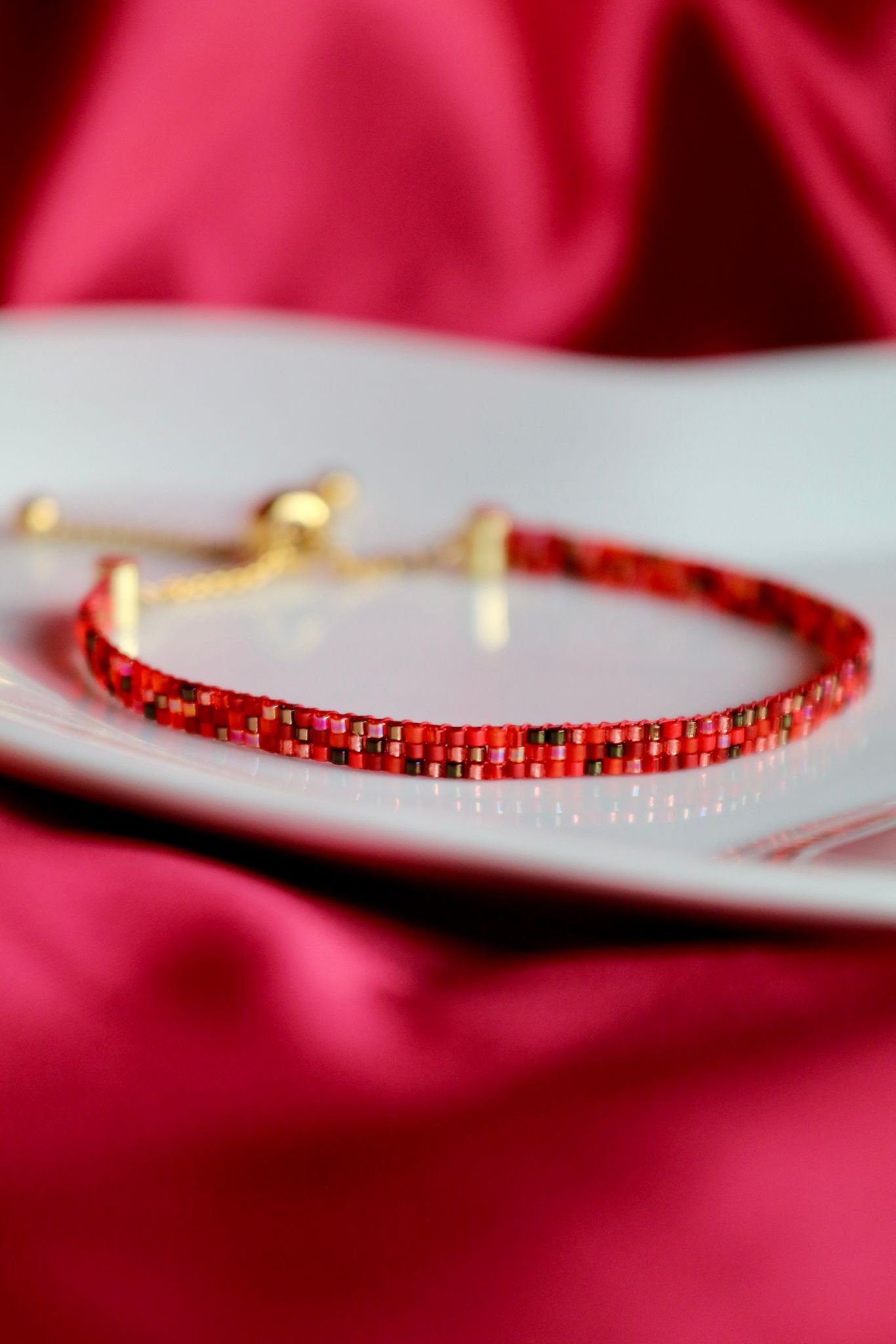 Magma est un bracelet fin aux nuances rouge profond, orangé et bordeaux, inspiré de la chaleur intérieure et de l’énergie vitale. Une création intense, vibrante, qui symbolise la force du cœur et la puissance des émotions.