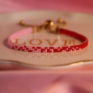 Audace est un bracelet fin aux nuances rose et rouge, symbole de courage, d’affirmation de soi et d’amour vibrant. Une création lumineuse qui célèbre celles qui osent être pleinement elles-mêmes.