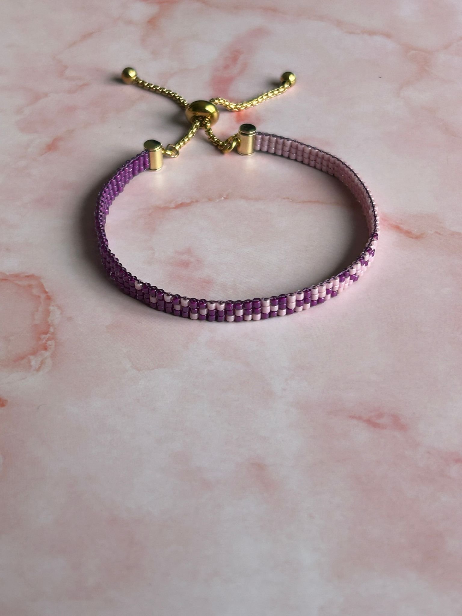 Un bracelet délicat aux nuances de violet et de mauve, symbole de calme, de présence et d’équilibre intérieur. Une création lumineuse pour se reconnecter à l’instant, à soi, et à l’essentiel.