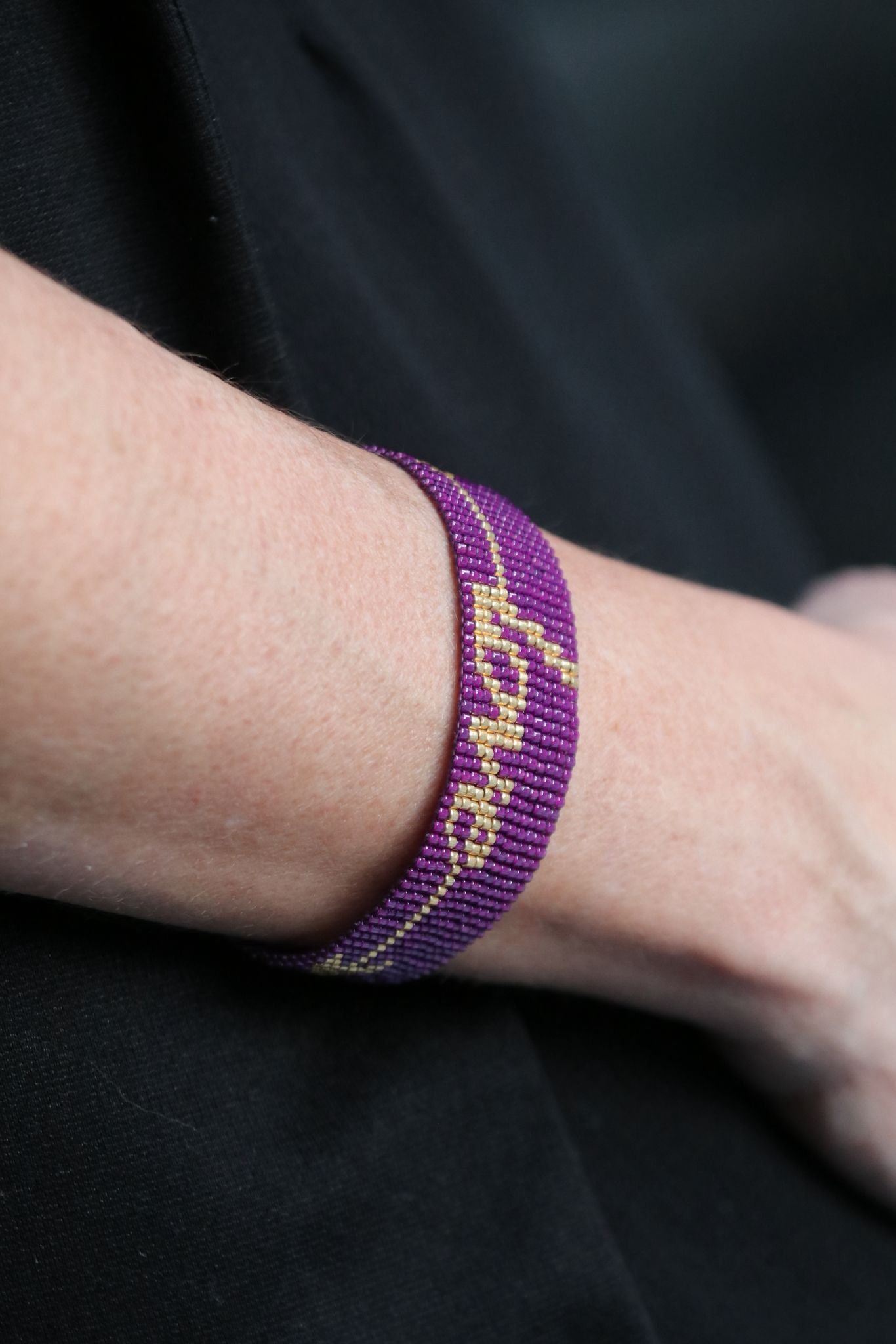 Cupidon est un bracelet large et affirmé, où le mot Love brodé en perles dorées est traversé par une flèche, symbole d’amour éternel et de passion. Un bijou fort, lumineux et profondément romantique.