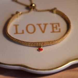 Petit Cœur est un bracelet fin entièrement doré, délicatement orné d’une mini breloque en forme de cœur. Un bijou discret et lumineux, symbole d’amour tendre et de douceur au quotidien.