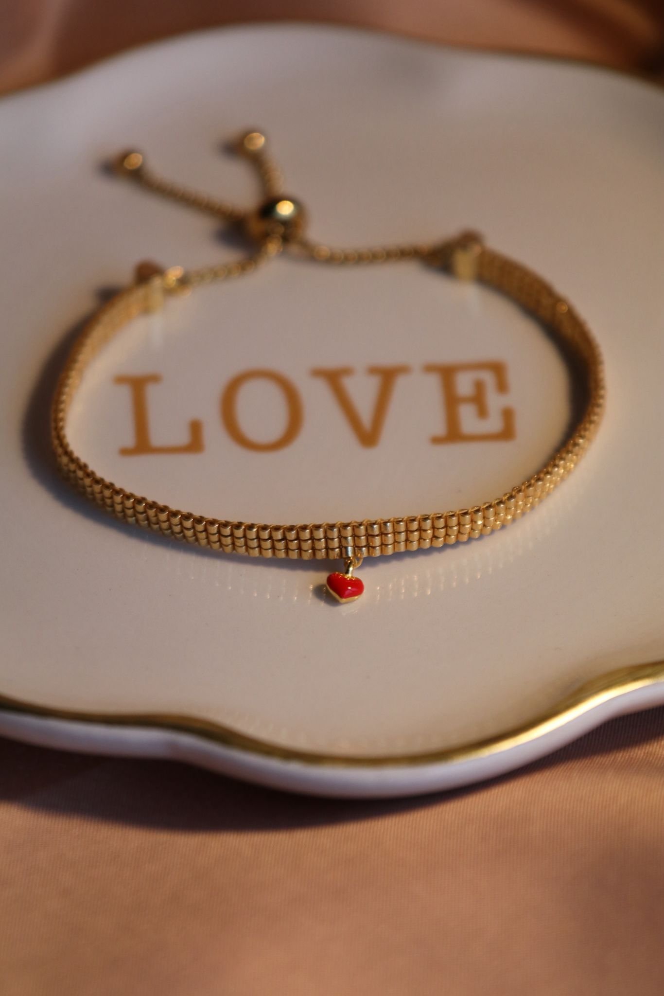 Petit Cœur est un bracelet fin entièrement doré, délicatement orné d’une mini breloque en forme de cœur. Un bijou discret et lumineux, symbole d’amour tendre et de douceur au quotidien.