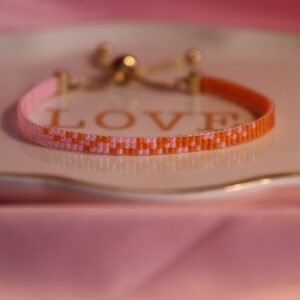 Sunrise est un bracelet fin aux nuances de rose et d’orange, inspiré par la lumière des premiers rayons du soleil. Une création lumineuse et chaleureuse, symbole de renouveau, de joie et d’énergie douce.