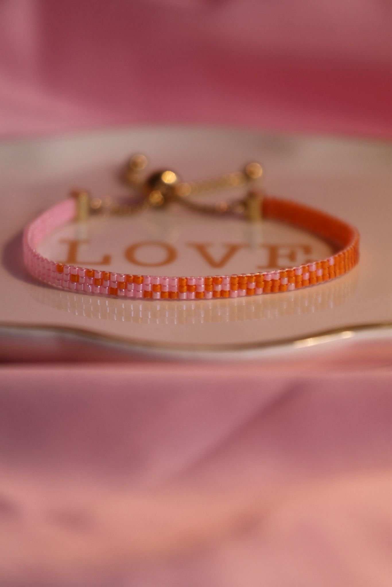 Sunrise est un bracelet fin aux nuances de rose et d’orange, inspiré par la lumière des premiers rayons du soleil. Une création lumineuse et chaleureuse, symbole de renouveau, de joie et d’énergie douce.