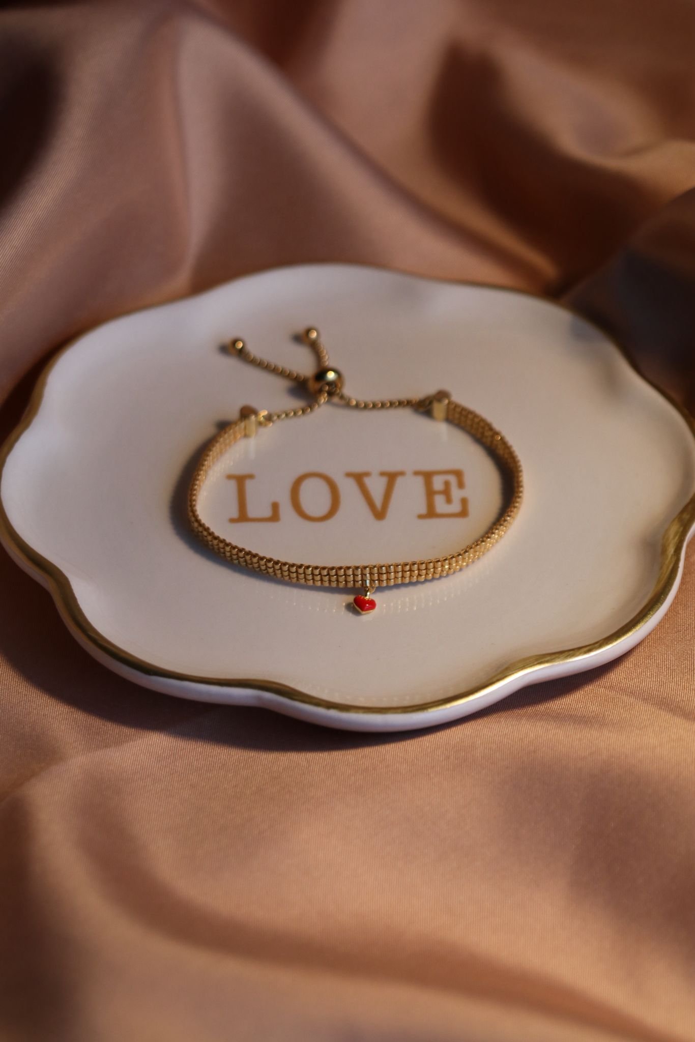 Petit Cœur est un bracelet fin entièrement doré, délicatement orné d’une mini breloque en forme de cœur. Un bijou discret et lumineux, symbole d’amour tendre et de douceur au quotidien.