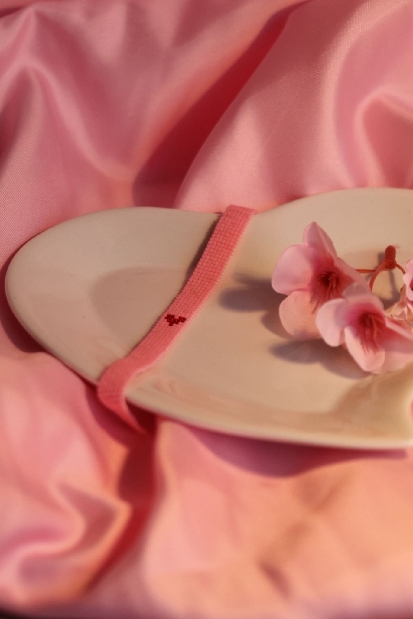 Sweet Heart est un bracelet délicat en perles Miyuki, orné d’un petit cœur rouge sur fond rose poudré. Une création tendre et lumineuse, symbole d’amour doux, de complicité et d’attachement sincère, à offrir comme un message du cœur… ou à s’offrir pour se rappeler de ce qui compte vraiment.