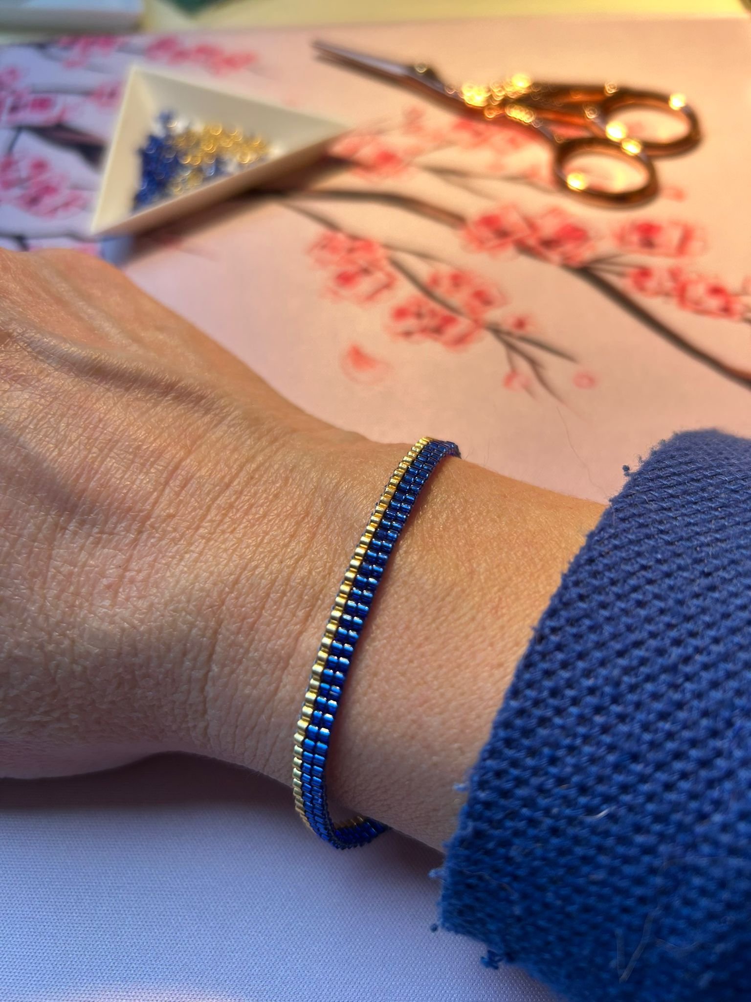 Soleil Bleu associe la profondeur d’un bleu lumineux à l’éclat chaleureux de l’or. Un bracelet délicat qui capte la lumière et évoque à la fois la sérénité du ciel et l’énergie solaire, pour un éclat élégant au quotidien.