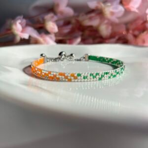 Bracelet fin tissé à la main en perles Miyuki. Une alliance de vert, argent et orange pour symboliser la croissance, l’énergie et l’élan vital. Lumineux, intemporel, profondément personnel.