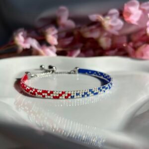 Bracelet fin tissé à la main en perles Miyuki. Une alliance de bleu, argent et rouge pour symboliser la transmission, la mémoire et la fierté de ses racines. Élégant, intemporel, profondément personnel.