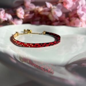 Bracelet fin tissé à la main en perles Miyuki. Une alliance de noir, rouge et or pour symboliser l’élégance, la passion et la lumière. Chic, intemporel, profondément personnel.
