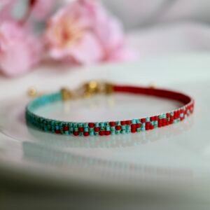 Rétro Vibes est un bracelet lumineux et audacieux, tissé à la main en perles Miyuki turquoise marbré et rouge intense. Un bijou vibrant au charme vintage, qui apporte énergie et caractère à chaque tenue.