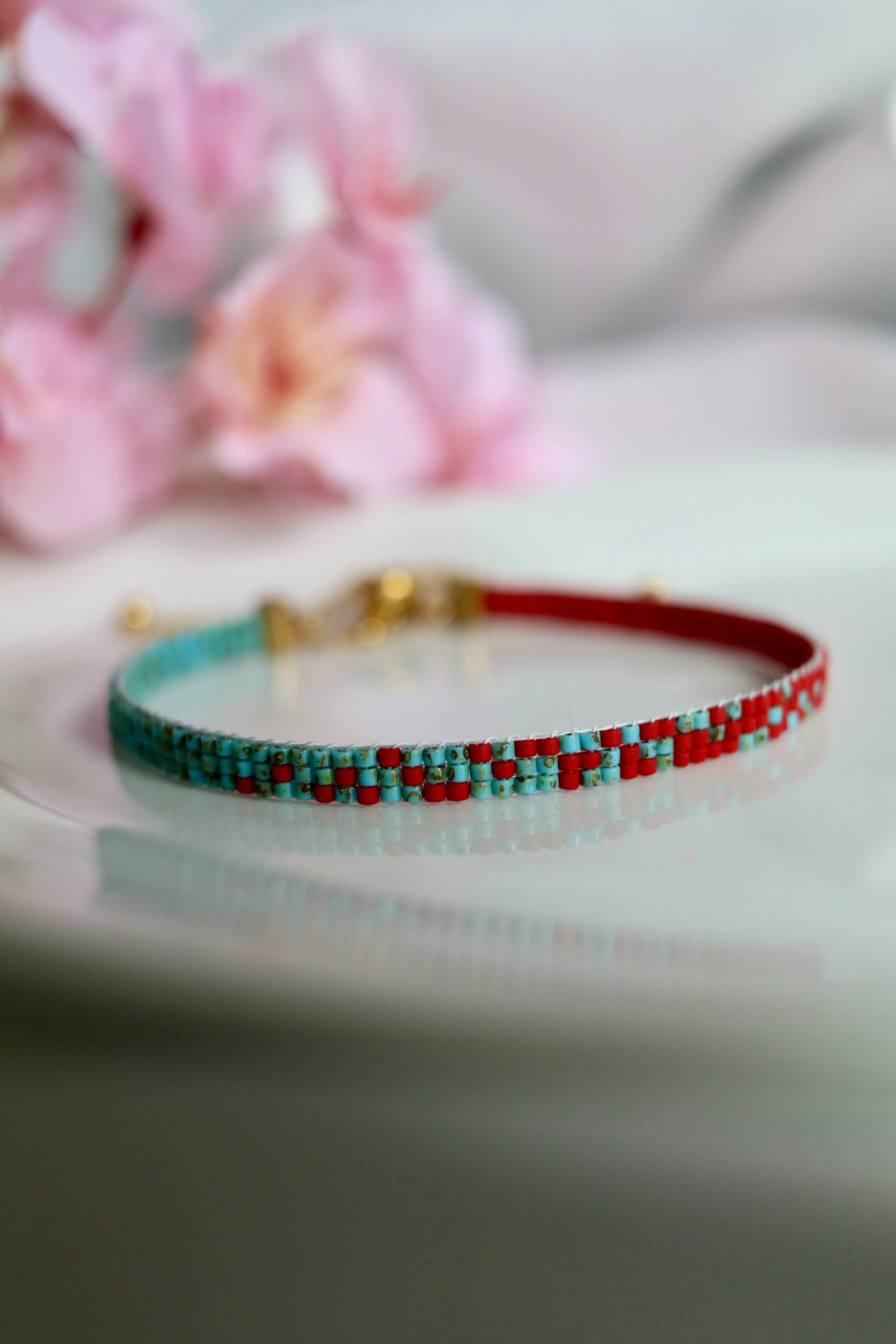 Rétro Vibes est un bracelet lumineux et audacieux, tissé à la main en perles Miyuki turquoise marbré et rouge intense. Un bijou vibrant au charme vintage, qui apporte énergie et caractère à chaque tenue.