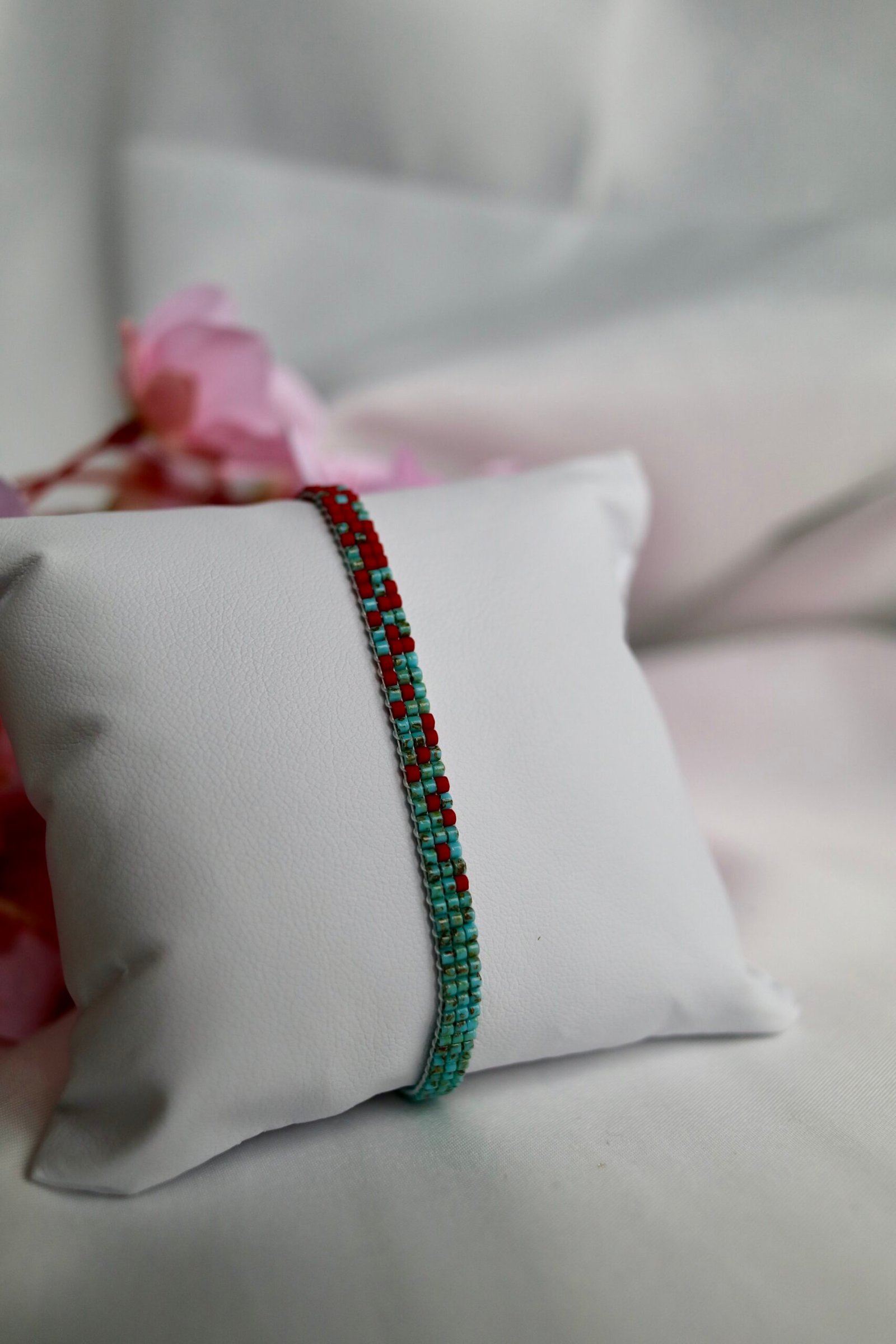 Rétro Vibes est un bracelet lumineux et audacieux, tissé à la main en perles Miyuki turquoise marbré et rouge intense. Un bijou vibrant au charme vintage, qui apporte énergie et caractère à chaque tenue.