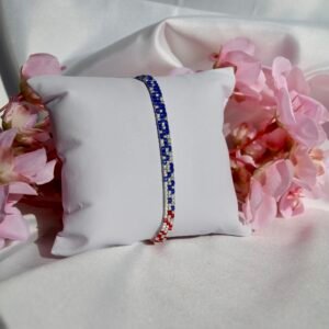 Bracelet fin tissé à la main en perles Miyuki. Une alliance de bleu, argent et rouge pour symboliser la transmission, la mémoire et la fierté de ses racines. Élégant, intemporel, profondément personnel.
