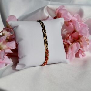 Bracelet fin tissé à la main en perles Miyuki. Une alliance de noir, or et rouge pour symboliser la profondeur, la lumière et l’intensité. Audacieux, intemporel, profondément personnel.