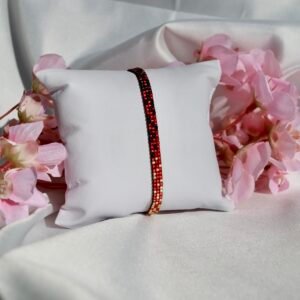 Bracelet fin tissé à la main en perles Miyuki. Une alliance de noir, rouge et or pour symboliser l’élégance, la passion et la lumière. Chic, intemporel, profondément personnel.