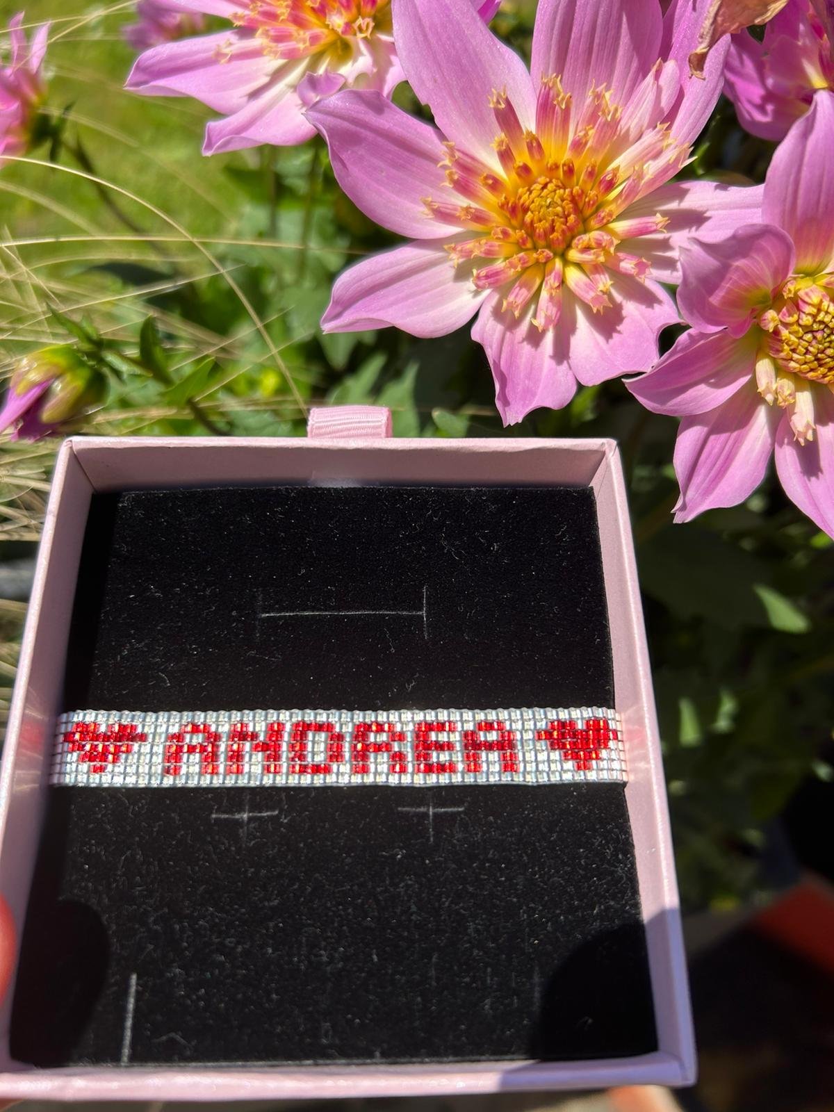 Bracelet tissé à la main en perles Miyuki. Le bracelet Tissé pour Vous est une création unique entièrement personnalisable, imaginée pour raconter votre histoire, transmettre une émotion ou immortaliser un moment précieux.