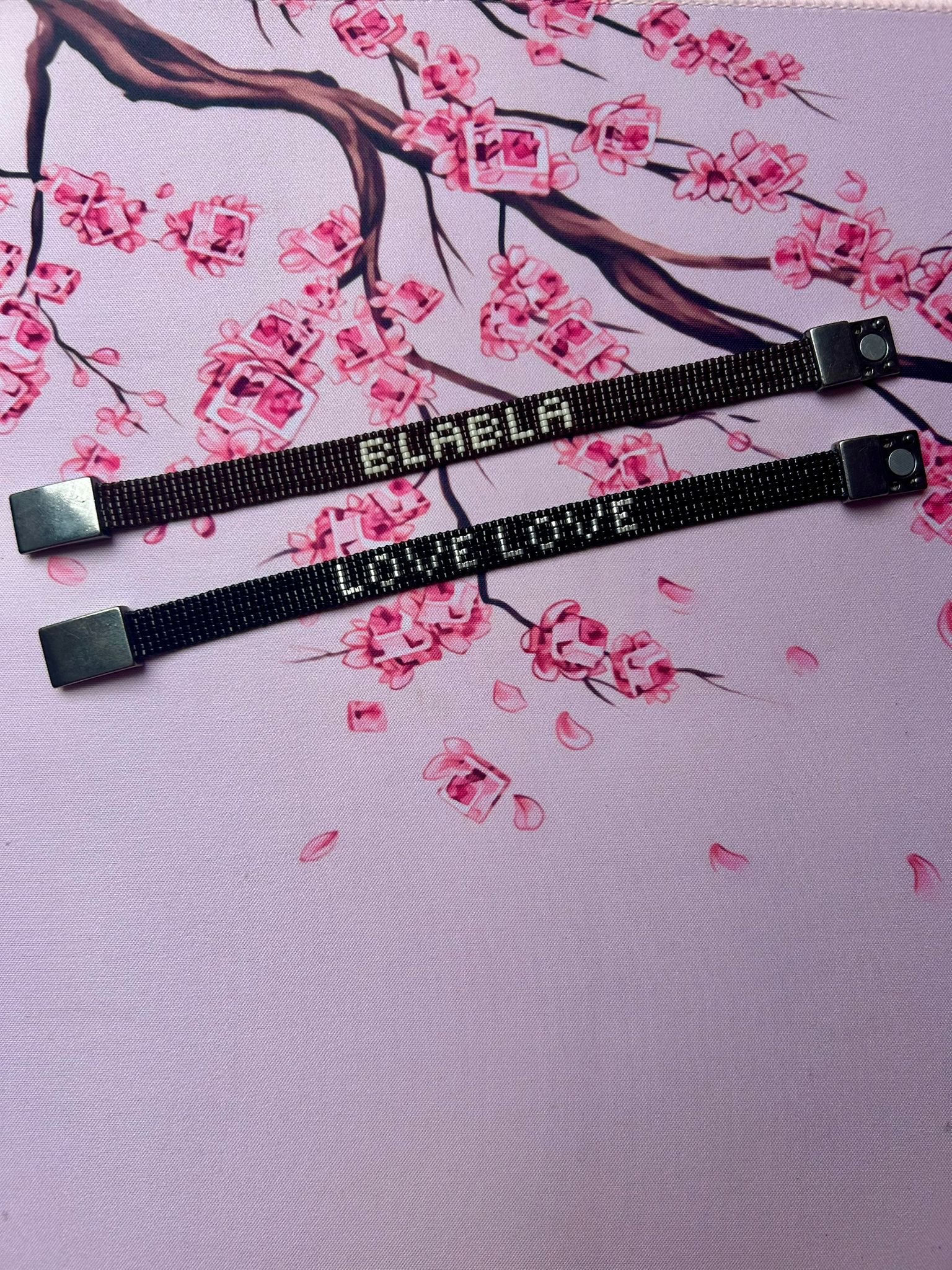Bracelet tissé à la main en perles Miyuki. Le bracelet Tissé pour Vous est une création unique entièrement personnalisable, imaginée pour raconter votre histoire, transmettre une émotion ou immortaliser un moment précieux.