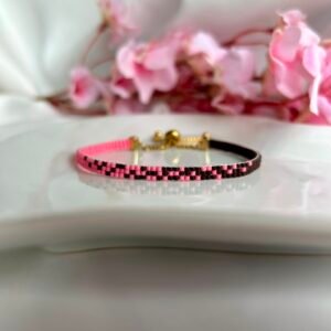 Bracelet fin tissé à la main en perles Miyuki. Une alliance délicate de rose tendre et de chocolat profond, inspirée de l'univers de la mode et des couleurs gourmandes. Élégant, féminin et intemporel, Praline Rose sublime vos tenues avec douceur et caractère.