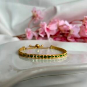 Bracelet tissé à la main en perles Miyuki dorées et vertes, le Secret Love – Emerald Gold révèle en code morse le message « I Love U ». Une création lumineuse et passionnée, symbole d’un amour discret mais intense.