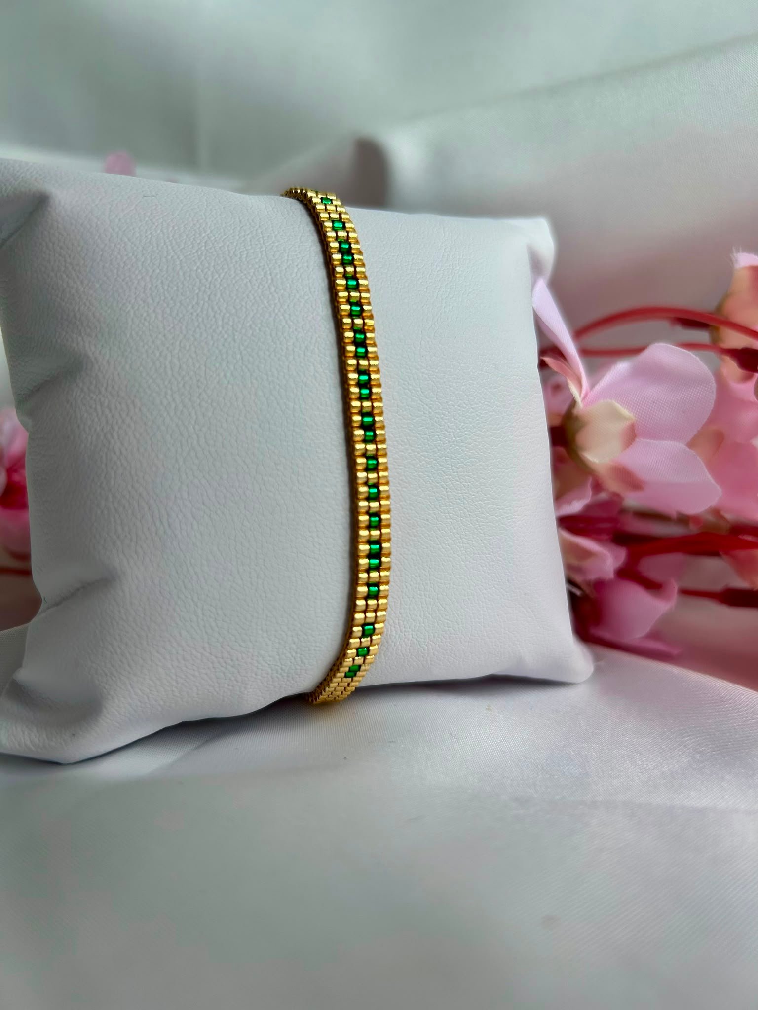 Bracelet tissé à la main en perles Miyuki dorées et vertes, le Secret Love – Emerald Gold révèle en code morse le message « I Love U ». Une création lumineuse et passionnée, symbole d’un amour discret mais intense.